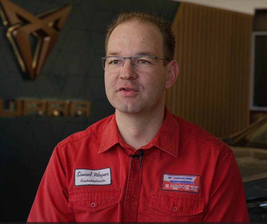 Samuel Wagner, Kraftfahrzeugmeister, im Interview in einem Autohaus
