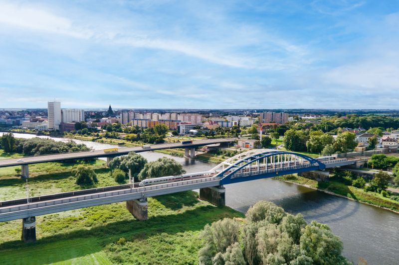 Blick auf Riesa mit seinen zwei Brücken und der Elbe im Vordergrund.