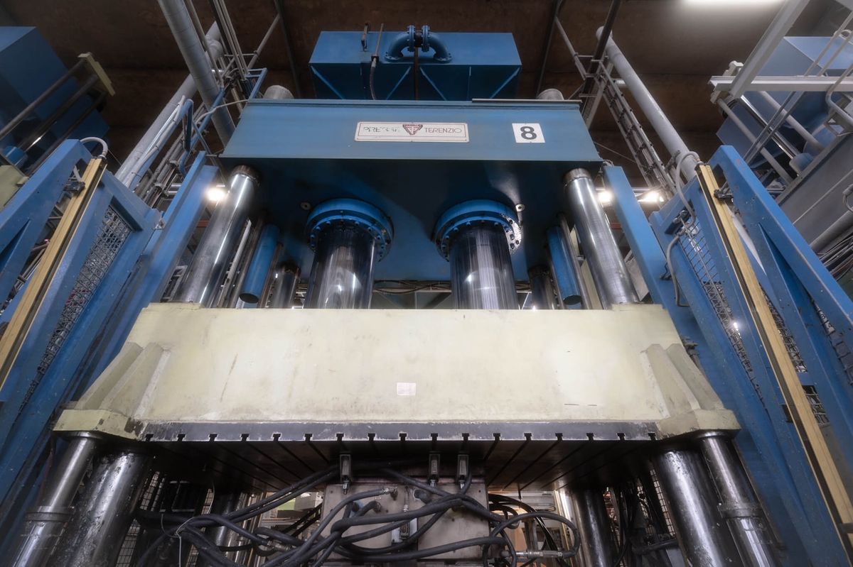 Große hydraulische Presse mit eingelegtem Bauteil in der Fertigung von Mitras Composites Systems