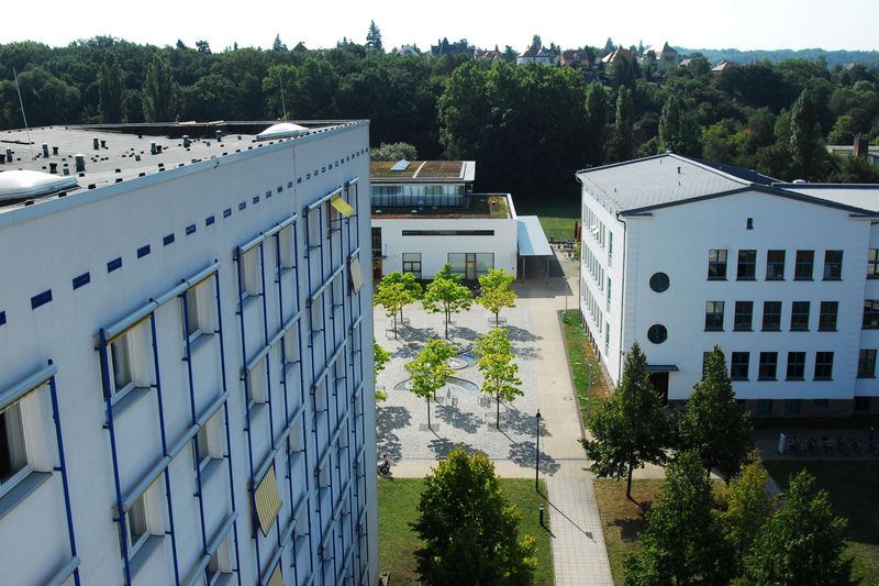 Campus der Hochschule Meißen aus der Vogelperspektive mit Innenhof und Bäumen
