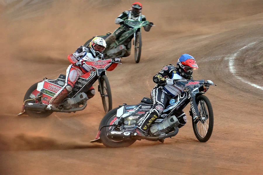 Drei Speedway-Fahrer in der Kurve auf der Sandbahn