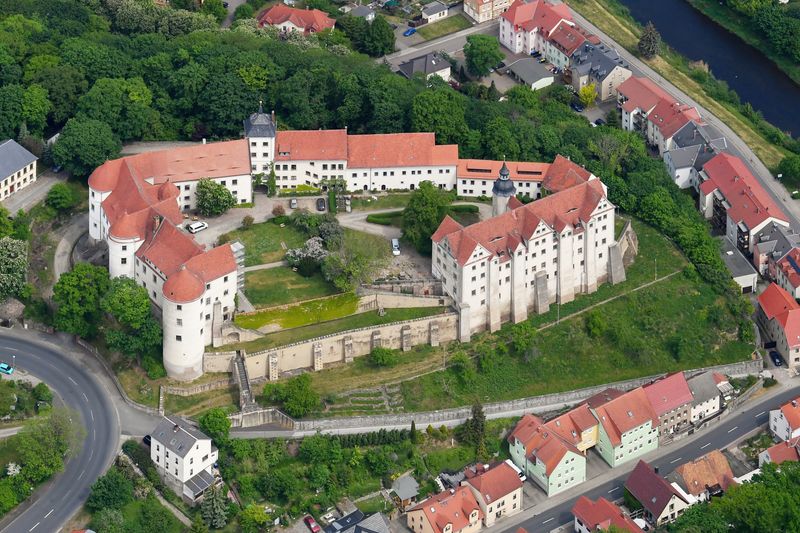 Blick von oben auf eine alte Schloßanlage.