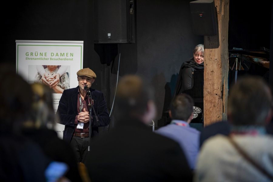 Micha Winkler beim Posaune spielen in der Veranstaltungsscheune des WohnkulturGutes in Riesa OT Gostewitz 