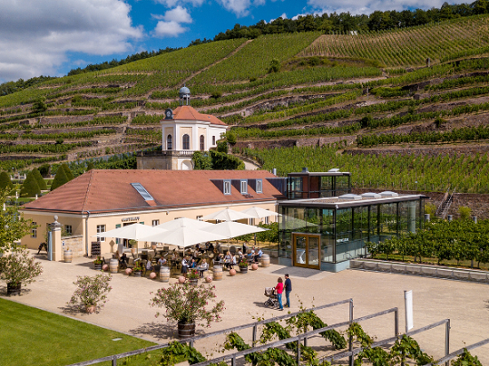 Gasthaus und Besucherzentrum von Schloss Wackerbarth mit Terrasse vor den Weinbergterrassen