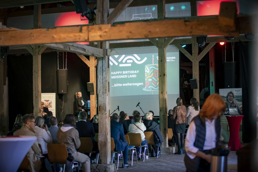 Gäste sitzen in der Veranstaltungsscheune des WohnkulturGutes in Riesa OT Gostewitz 