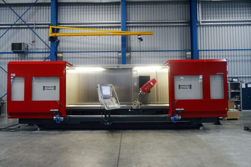 Große rote CNC-Portalfräsmaschine in der Fertigungshalle der Rime GmbH