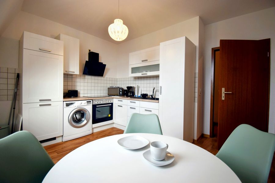 Möblierte Küche mit Essplatz in einer Wohnung der Wohnungsgesellschaft Riesa