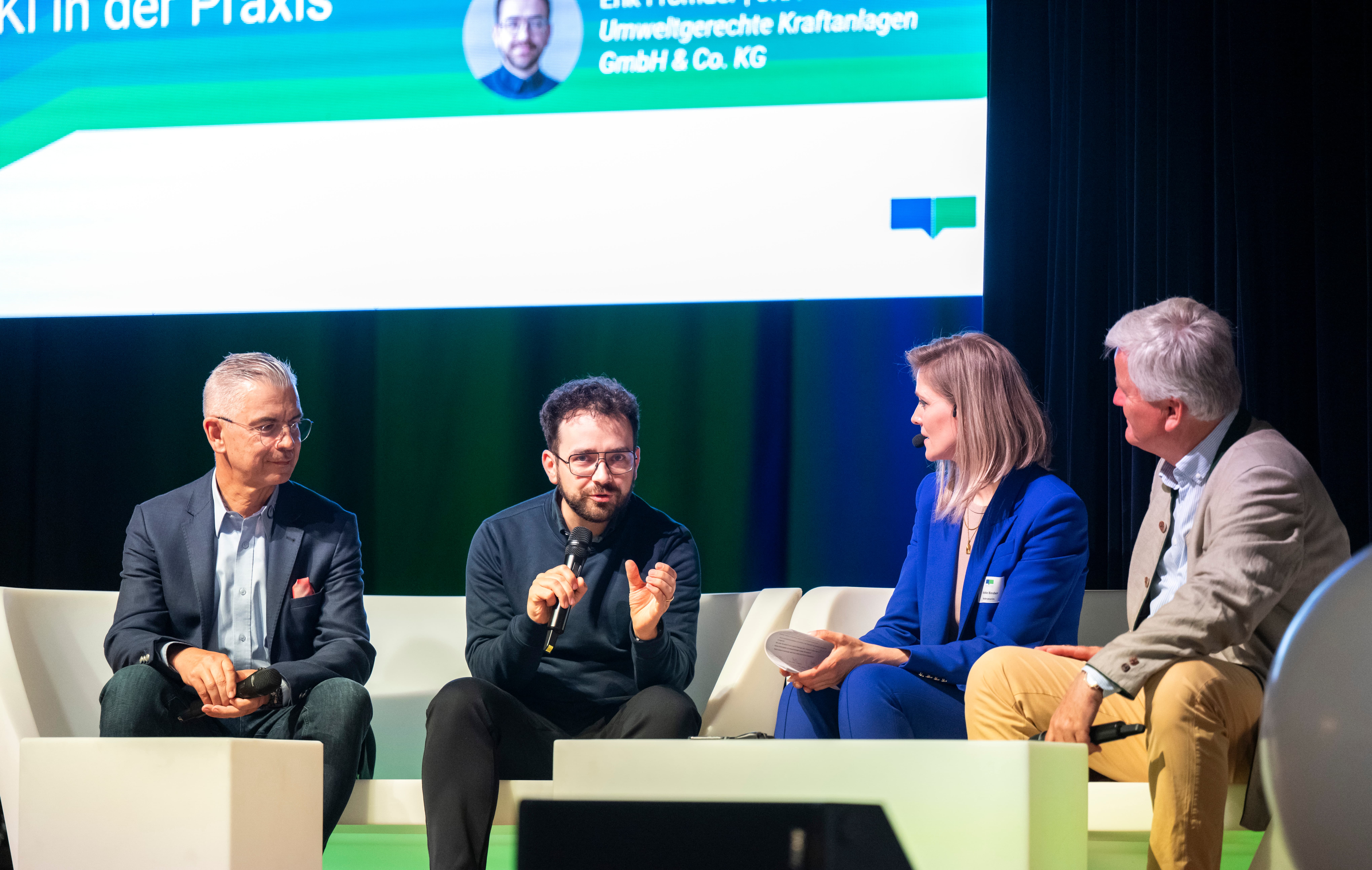 Podiumsdiskussion auf dem Wirtschaftstag mit vier Teilnehmenden auf der Bühne