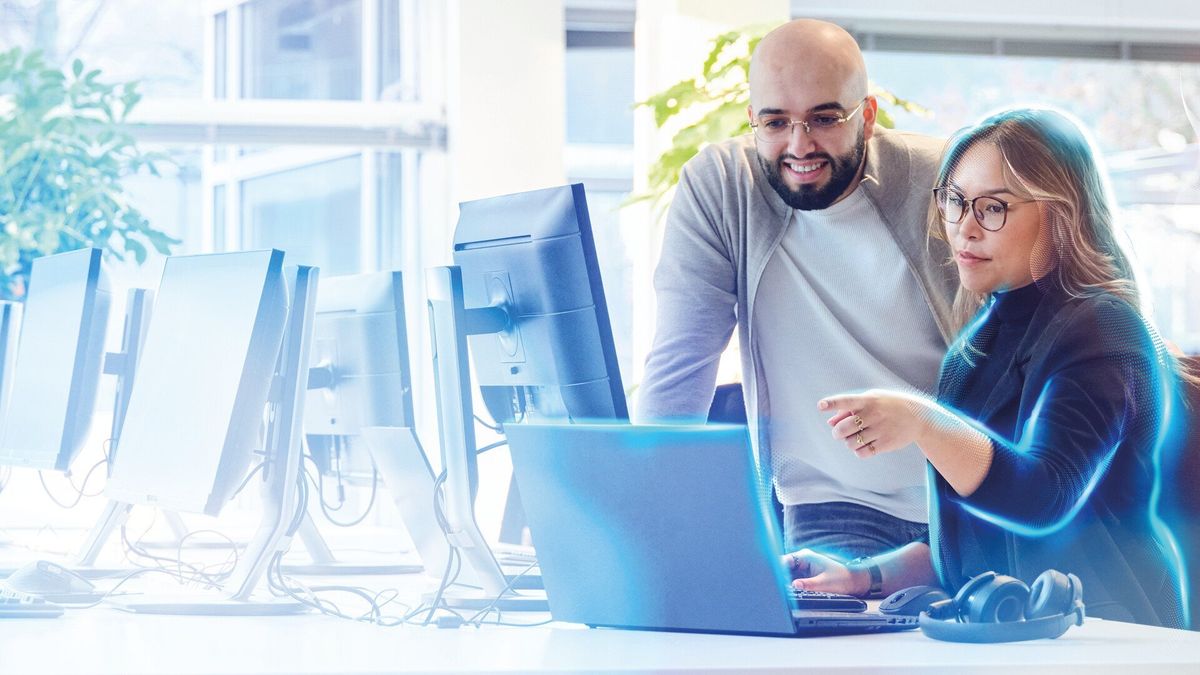 Zwei IT-Fachkräfte arbeiten gemeinsam am Notebook in einem Serverraum