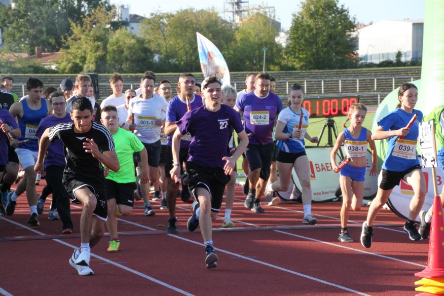 Läuferinnen und Läufer starten beim 7. Firmenstaffellauf in Meißen im Stadion