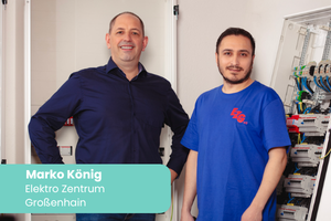 Marko König vom Elektro Zentrum Großenhain mit einem Mitarbeiter vor einem offenen Schaltschrank