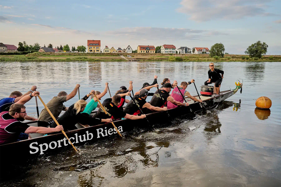Drachenbootmannschaft des Sportclubs Riesa paddelt auf der Elbe