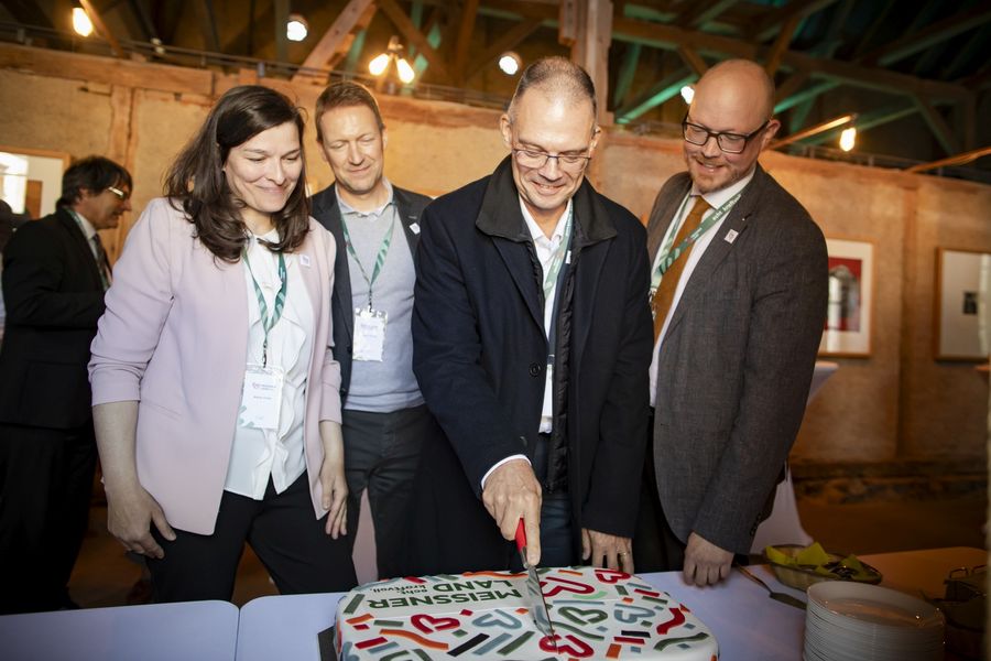 Landrat Ralf Hänsel beim Anschnitt des im Corporate Design gestalteten Markenkuchens