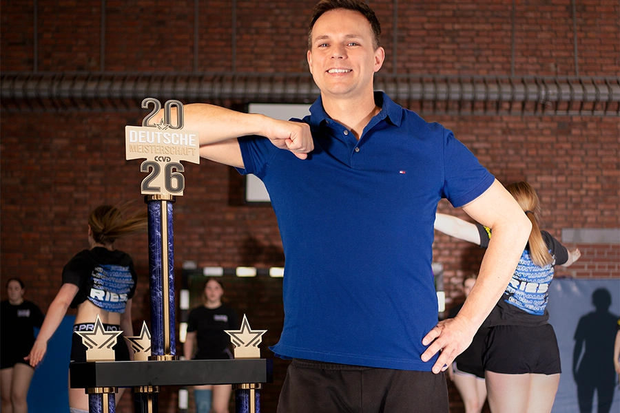 Trainer des Riesaer Cheerleadervereins mit den Pokalen der Deutschen Meisterschaft 2026