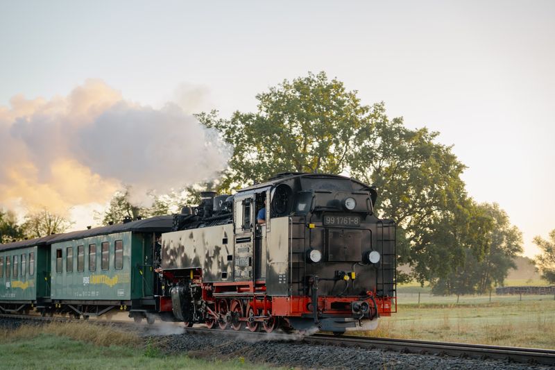 Dampflok der Lößnitzgrundbahn mit Wagen auf freier Strecke