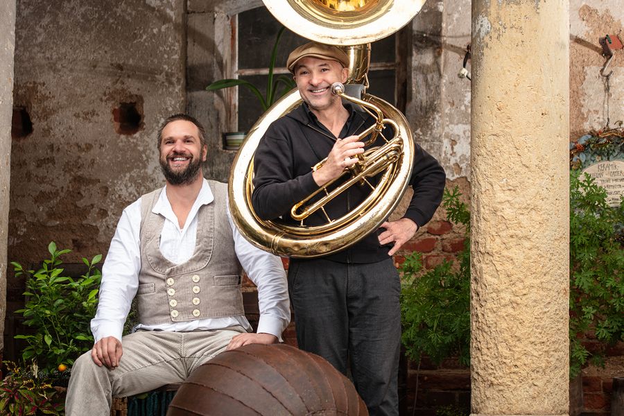 Zwei Musiker vom WohnKulturGut Gostewitz, einer mit einer Tuba