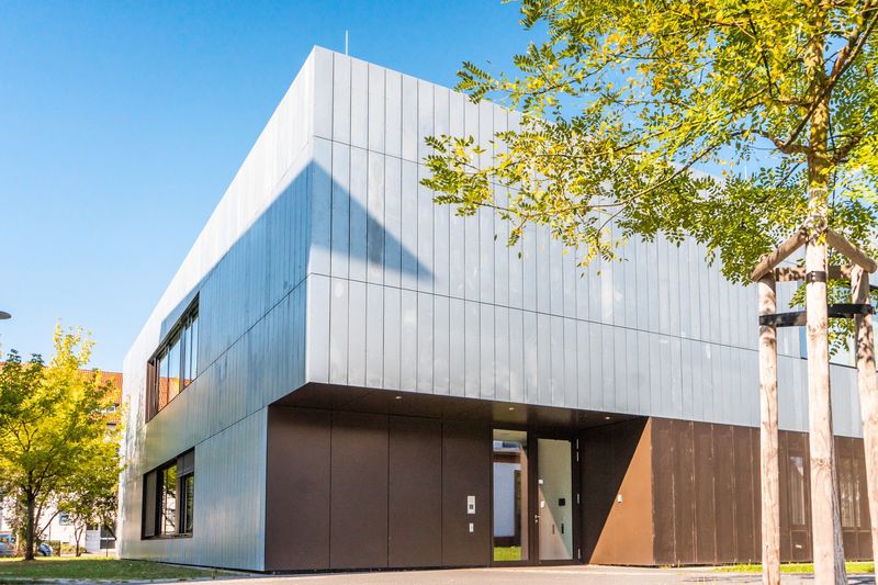Moderner Hörsaalbau der Dualen Hochschule in Riesa mit Metallfassade