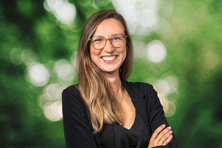 Porträt von Anna Pfefferkorn vor grünem Hintergrund